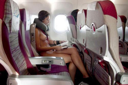 Erica Simone nue dans un avion