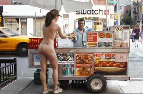 Erica Simone, nue face à un marchand de hot dog