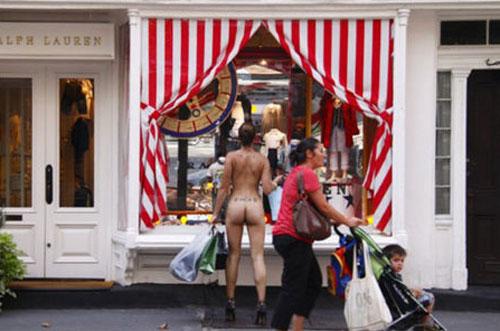Erica Simone, nue devant un magasin