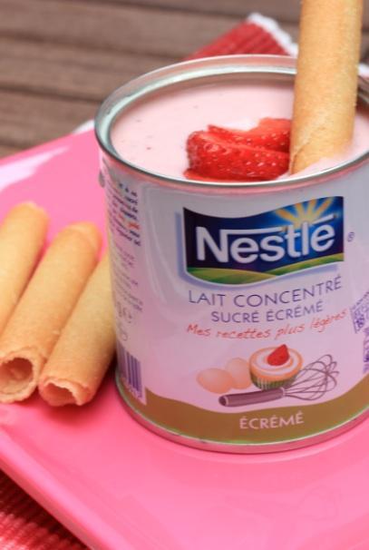 Crème super rapide au lait concentré et aux fraises présentée dans sa boite