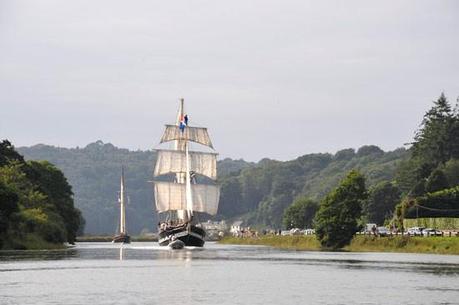 La maloune remonte la rivière de Morlaix sous voiles