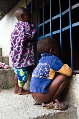 Attendre les fesses nu-tête !