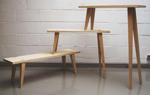 3 Bancs 1 bureau par Oscar Medley-Whitfield