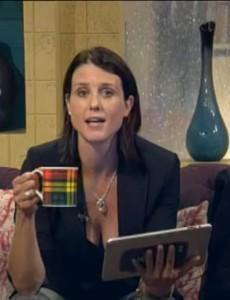 Ce qu’il faut retenir d’un chat vidéo avec Heather Peace? Ses mains