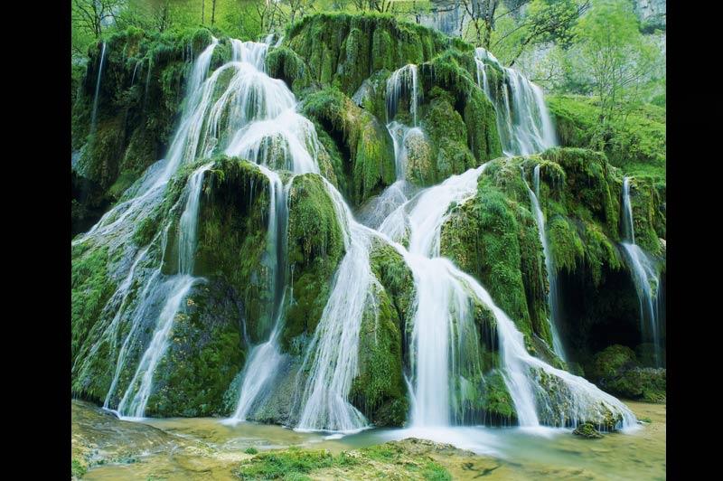 <b></div>La Franche-Comté comme une cascade thaïlandaise</b><p> Au beau milieu d’une végétation luxuriante, dans un paysage lumineux et verdoyant, cette vertigineuse cascade jaillit sous l’objectif du photographe. A Erawan, en Thaïlande, des cascades semblables à celle-ci se répartissent sur 2 km de long. Près de Baume-les-Messieurs, en Franche- Comté, cette chute d’eau s’est formée dans le Dard, une rivière souterraine. Mauvaise nouvelle pour les amoureux du soleil, c’est quand il pleut que ce phénomène est le plus impressionnant...
