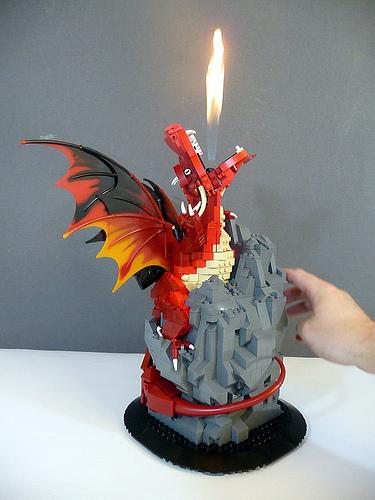 dragon lego Un dragon en LEGO crachant des flammes