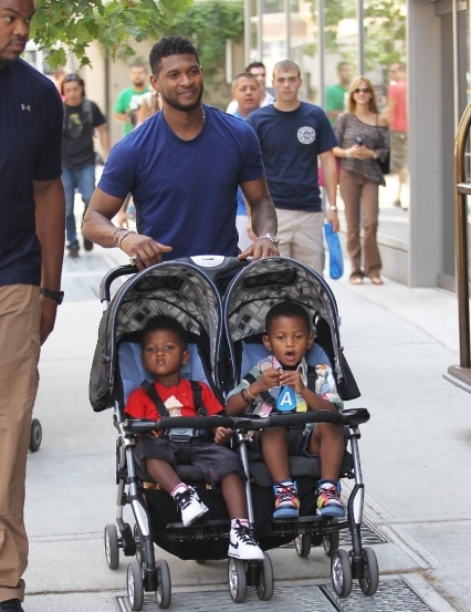 Usher dans les rues de Soho avec ses fils