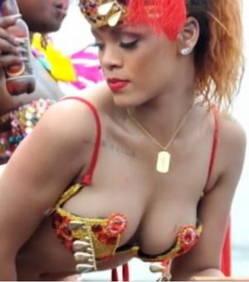 Rihanna en petite tenue à la Barbade