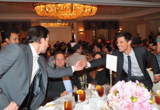 De nouvelles images de Taylor Lautner aux HFPA