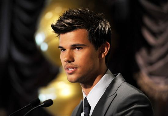 De nouvelles images de Taylor Lautner aux HFPA