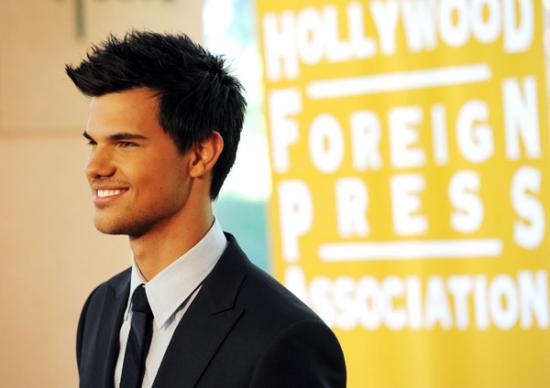 De nouvelles images de Taylor Lautner aux HFPA
