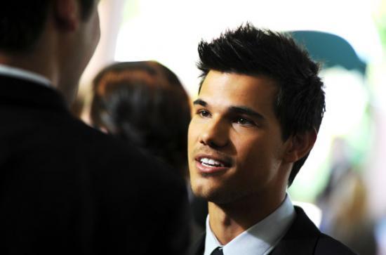 De nouvelles images de Taylor Lautner aux HFPA