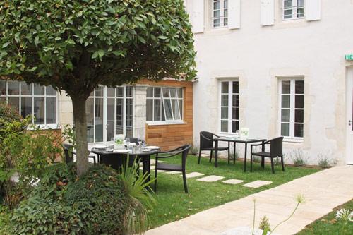 jardin-Villa-Clarisse-france-poitou-charentes-hoosta-magazine-custom-grand