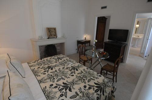 room-2-Villa-Clarisse-france-poitou-charentes-hoosta-magazine-custom-grand