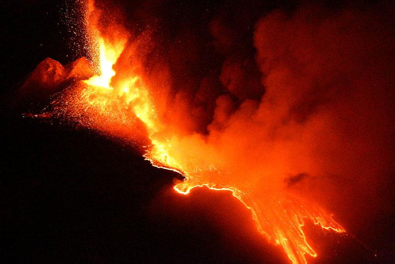 <b></div>Réveillé.</b> Une nouvelle fois, l'Etna s'est réveillé. Samedi, le volcan est entré en éruption. De la lave s'est écoulée du cratère pendant toute la nuit le long des pentes dans des régions heureusement inhabitées. L'Etna est plus haut volcan en activité d'Europe (3.295 m). En janvier dernier, un regain d'activité avait contraint les autorités à fermer brièvement l'aéroport international de Catane, dans l'est de la Sicile. Toujours actif, il reste sous haute surveillance. 