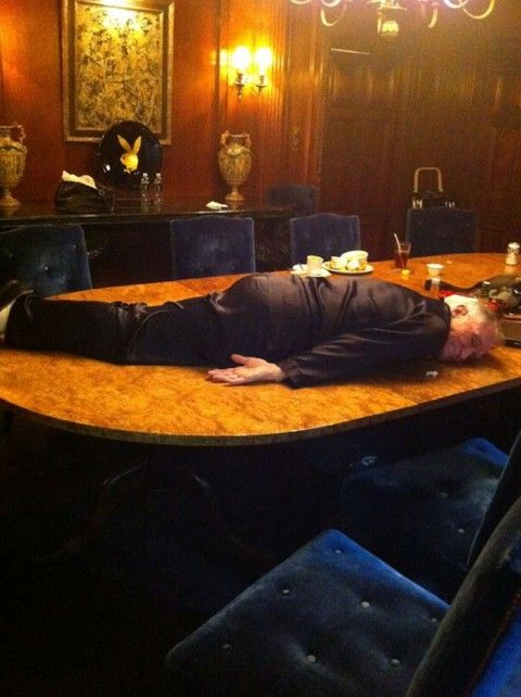 Hugh Hefner Planking Quand Hugh Hefner se laisse tenter par du planking