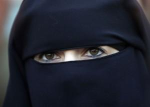 Arrestation d’une femme en niqab par la police à Saint-Denis