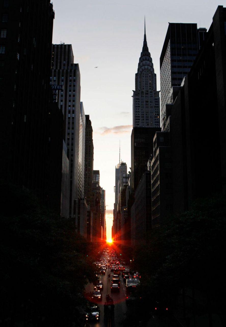 4 fois par ans le soleil se couche parfaitement dans l’axe est ouest des rues principales de Manhattan …