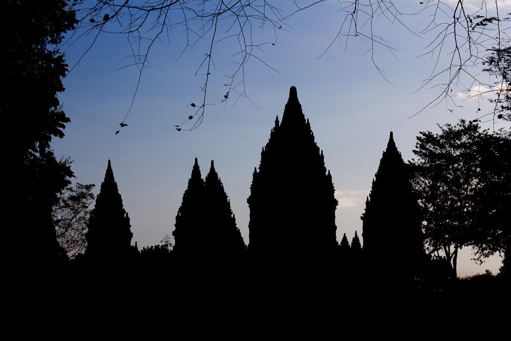 J88 / Silhouette : Le temple de Prambanan