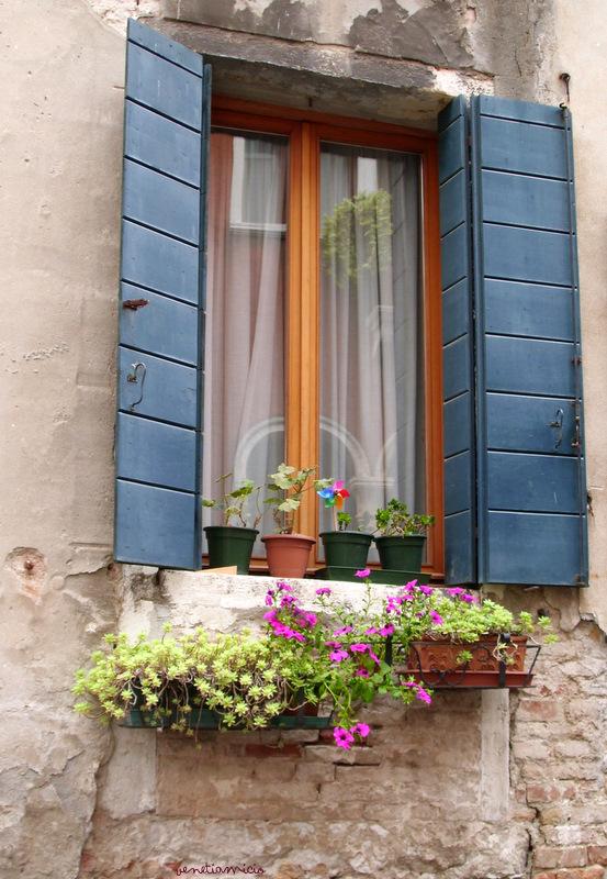 ambiance vénitienne : balcons et fenêtres ...