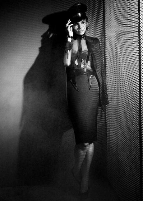 Katie Holmes, glamour et dominatrice dans le Vogue Spain, Aout 2011
