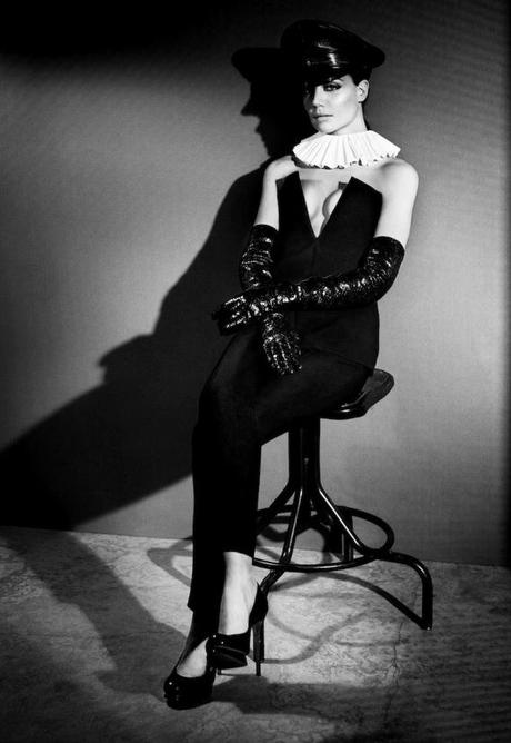 Katie Holmes, glamour et dominatrice dans le Vogue Spain, Aout 2011