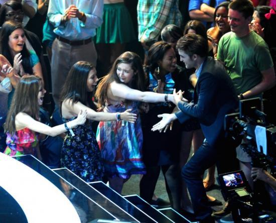 Robert Pattinson tout sourire aux Teen Choice Awards