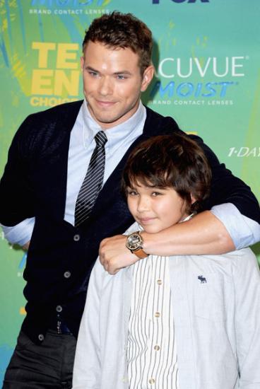 Kellan Lutz et son petit frère aux Teen Choice Awards