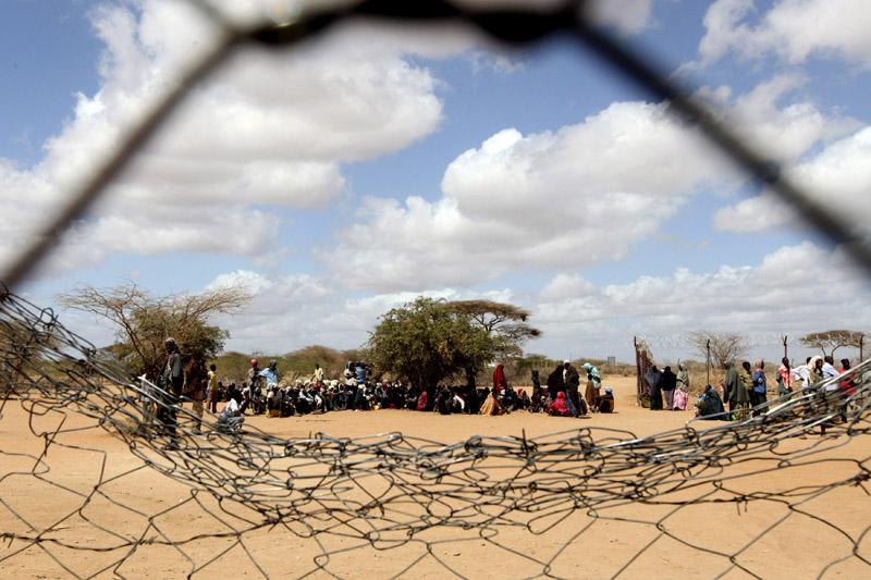 Enfer éternel - Des réfugiés somaliens au camp de Dadaab, au Kenya, le 8 août 2011. La Somalie, pays déjà détruit par plus de vingt ans de guerre civile, fait aujourd'hui face à une grande famine. La crise humanitaire, qui touche plus de 12, 4 millions de personnes dans la Corne de l'Afrique, pourrait dépasser 15 millions si des mesures d'urgence ne sont pas prises.