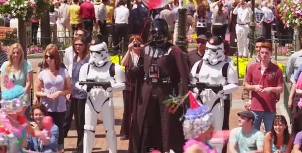 dark vader disney 600x304 Darth Vader de retour à Disneyland