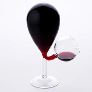 Avec le Wine Glass Tank plus besoin de se faire servir à table !