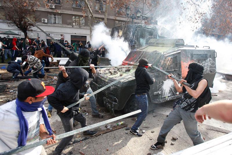 Mobilisation musclée - Des violences ont éclaté mardi à Santiago, la capitale chilienne, en marge d'une manifestation de dizaines de milliers d'étudiants réclamant de nouveau des changements dans le système d'enseignement public. Selon les policiers, des petits groupes de manifestants masqués ont incendié des véhicules et des barricades et ont brisé des vitres et des lampadaires. Ils ont aussi lancé des projectiles en direction des policiers près du palais présidentiel. 