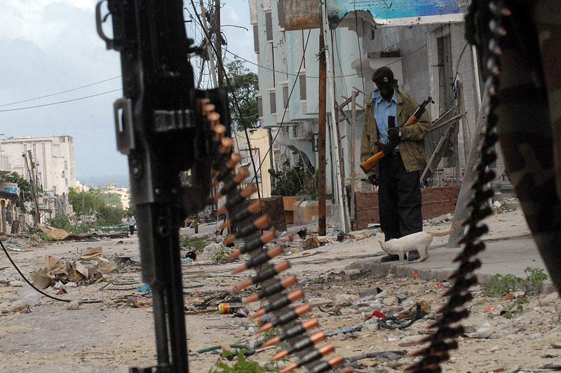 Faim de justice - Mogadiscio, le 6 août 2011. Après le repli des shebabs –les insurgés islamistes somaliens– de la capitale, un soldat empêche les civils de pénétrer dans le marché Bakara, qui était en leur possession. Cette retraite, annoncée samedi matin à la fois par le gouvernement de transition somalien et un porte-parole du mouvement, fait suite à une offensive ayant débuté en début de semaine dans la capitale où une famine a été déclarée dans plusieurs quartiers.