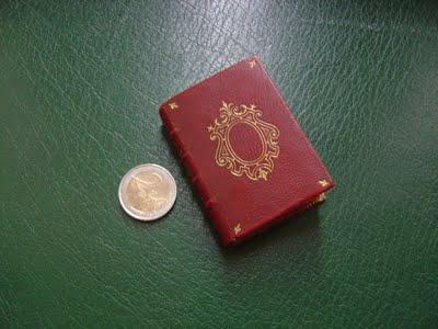 Images autour du livre XIX: les livres minuscules, petits bijoux pour les bibliophiles