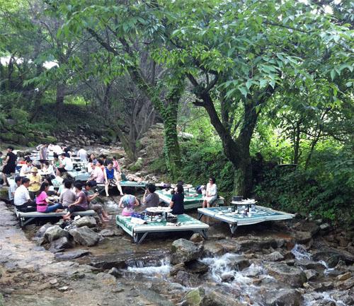 Déjeuner sur la rivière dans la région de Kyeong-Ki Do (경기도)