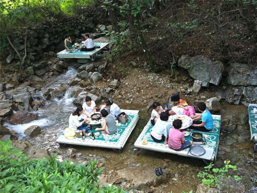 Déjeuner sur la rivière dans la région de Kyeong-Ki Do (경기도)