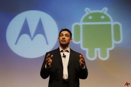 moto sanjay jha 600x399 Motorola pourrait attaquer... les autres fabricants de terminaux sous Android !