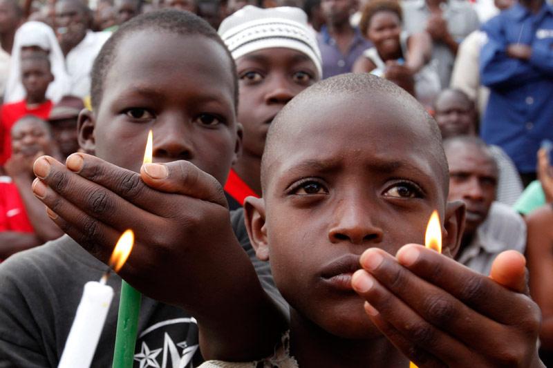 Hommage - Ce jeudi 11 août, une bougie à la main, des centaines d’Ougandais se sont rassemblés pour rendre hommage à neuf de leurs concitoyens, tués la veille. Mercredi à Masaka, la police a tiré des grenades lacrymogènes pour disperser des milliers d'opposants qui dénonçaient les prix élevés des produits alimentaires et de l'essence dans cette ville du sud-ouest du pays.