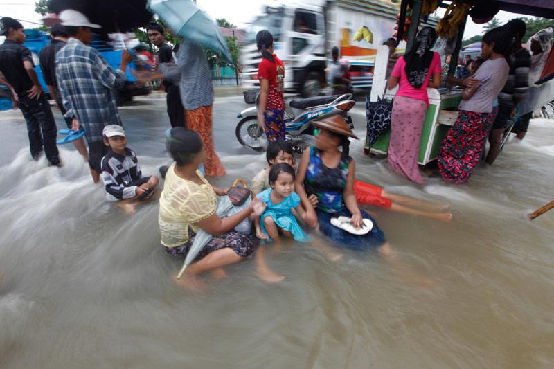 Sous les eaux - A Bago en Birmanie, de très violentes pluies se sont abattues sur la région, conduisant à la fermeture d'un grand nombre d'écoles et de l'autoroute menant aux autres villes du pays. En juillet dernier, les inondations avaient déjà détruit plus de 30 000 m² de rizières.