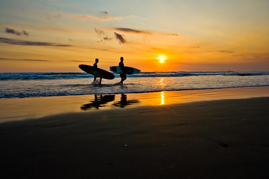 J99 / Scène de vie : Surfeurs sur le couchant