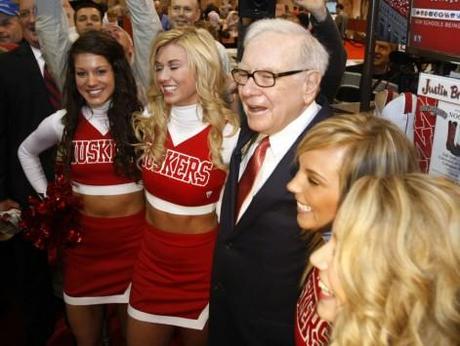 Warren Buffett entouré de pom pom girls de l'université du Nebraska en avril (Rick Wilking/Reuters)