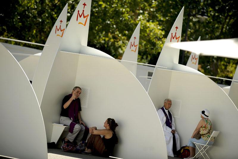 RELIGIEUSEMENT - Ce sont 200 confessionnaux blancs en forme de voile de bateau qui ont été installés dans l'allée centrale du parc de Retiro, en plein cœur de Madrid, où des centaines de prêtres et évêques de tous pays s'y relaieront dans 30 langues pour recueillir les secrets des pèlerins… Pour recevoir le pape (le 21 août prochain) et plus d'un million de personnes attendues pour les Journées Mondiales de la Jeunesse, la capitale espagnole a sorti le grand jeu.