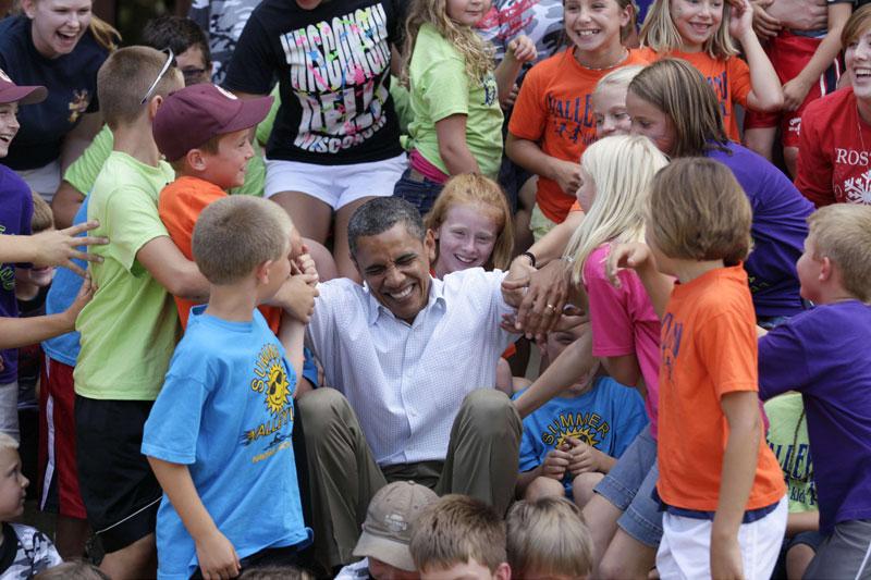 OBAMAMAMIA! - Jeunesse relève moi. Le 15 août, le président américain Barack Obama a fait une escale imprévue camp d'été à Chatfield, dans le Minnesota. Entouré d’une cinquantaine d’enfants âgés de 5 à 11 ans, celui que l’on surnommait Petit Barry lorsqu’il était enfant a eu un peu de mal à se relever après une séance photo…