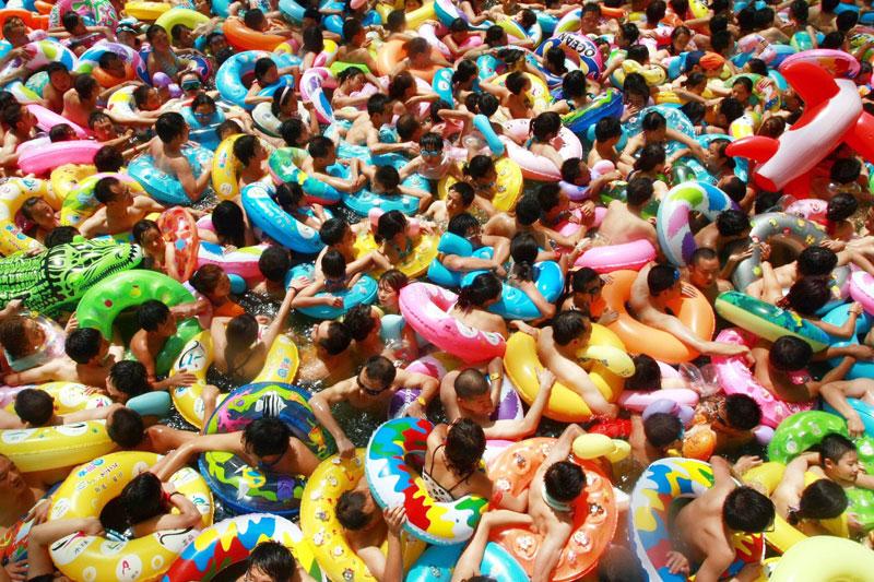 BAIN DE BOUÉES - Entassés les uns sur les autres, ces Chinois tentaient -tant bien que mal- de s’offrir une séance de baignade, le 14 août 2001. Pour échapper à la canicule estivale, la population se jette donc joyeusement dans les piscines, équipée de bouées gonflées et multicolores. Ici à Suining, dans le Sichuan, la température à l'ombre peut atteindre les 37°. Bien que la trempette relève du parcours du combattant, elle leur permet tout de même un moment de rafraichissement. 