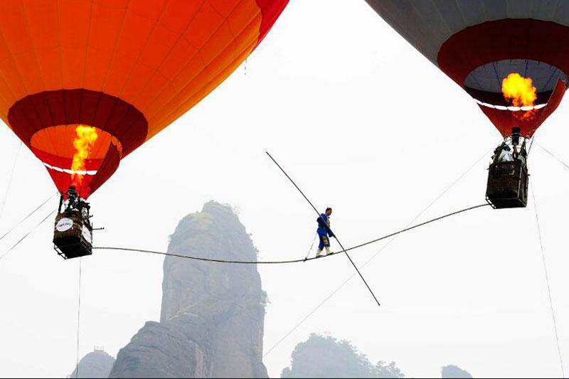 LES COULISSES DE L'EXPLOIT - Cela paraît impressionnant, mais si cette image a fait le tour du monde la semaine passée, ce funambule chinois n'est pourtant pas aussi doué qu'il s'en donne l'air. En fait, il a chuté deux fois : l'une à 100 m de hauteur, au beau milieu de ses 15 mètres de fil. L'autre à 30 m, après une traversée enfin réussie, en sautant bêtement de joie pour s'auto-congratuler. Le tout alors que sa performance n'a rien d'une première. Le Français Michel Menin, par exemple, a fait bien mieux en déambulant lui aussi sous une montgolfière, mais à 3150 m d'altitude, ou en effectuant une promenade de 7 km à grand renfort d'aller-retour sur un fil de 125 m.