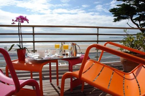 terrasse-petit-dejeuner-hotel-Le-Regent-La-Baule-france-bretagne-hoosta-magazine-paris