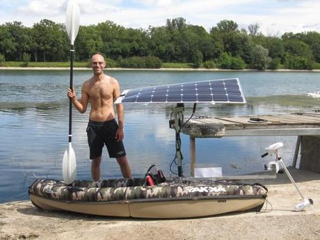 le kayak solaire est prêt à être mis à l'eau