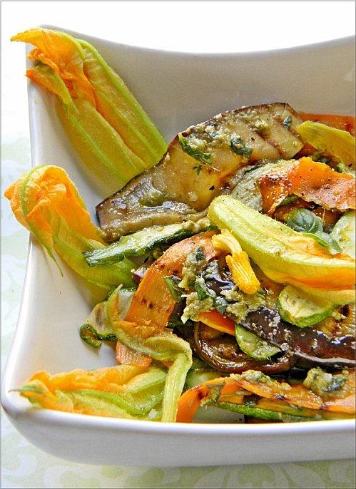 Salade de Légumes Grillés & Fleurs de Courgettes au Pesto