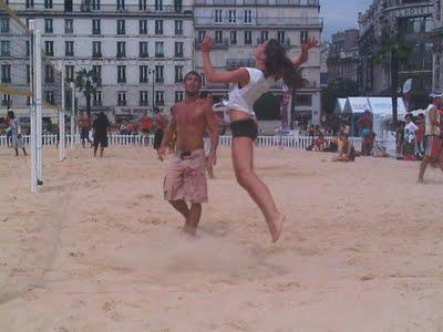 Le beach volley : un jeu de ballon qui se pratique en mode bronzing, musculation et réseau amical…