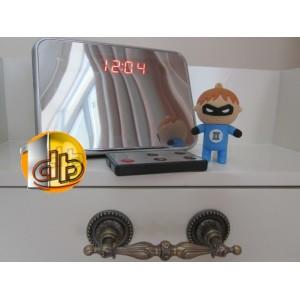 Reveil espion avec camera, détécteur de mouvements et télécommande